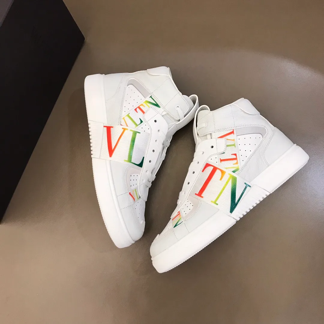 p480 "VALETINO**" new high-top 🆕 calfskin lace-up sneakers. No man should be able to refuse these shoes. The classic color scheme is so handsome! Purchase a high-precision replica of the original version to instantly sell off the market currency! 6 VLTN logo rubber effect straps - Valentino Garavani Logo printed on the back and tongue, all materials are customized to ensure quality! Size: 38-44